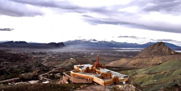 İshak Paşa Sarayı'na turist akını