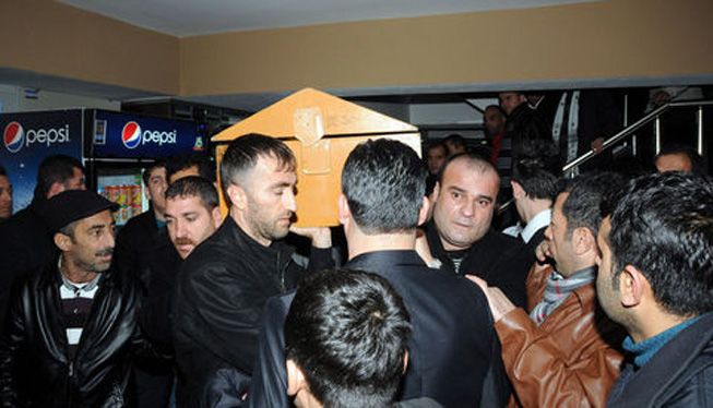 Tabutu otelden sevenleri tarafından çıkartıldı