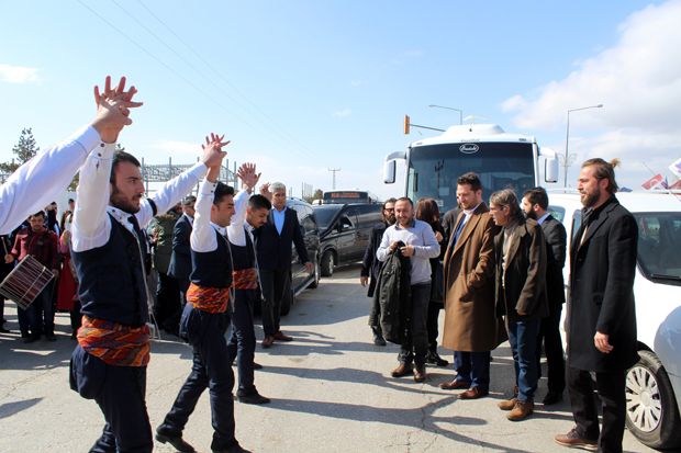Diriliş Ertuğrul ekibine Erzurum'da sevgi seli