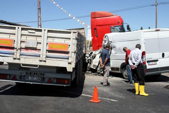 Düğün yolunda kaza 1 ölü 11 yaralı