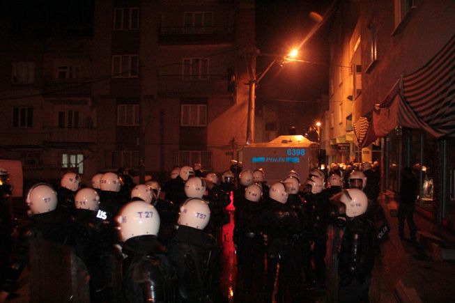 Bursa'da BDP binasına saldırdılar