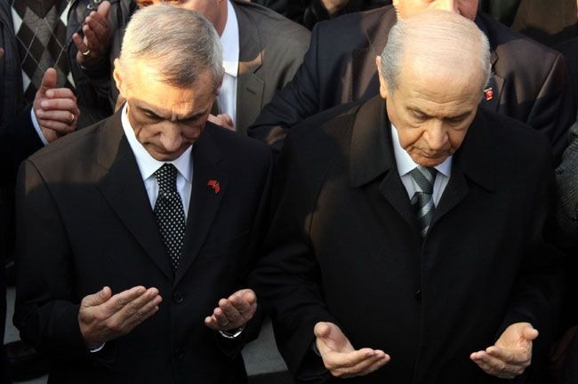 Engin Alan annesini uğurladı