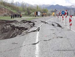 Kars'ta yol aras nehrine kayıyor!.