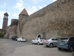 Erzurum kalesinin duvarları yazı tahtası!..