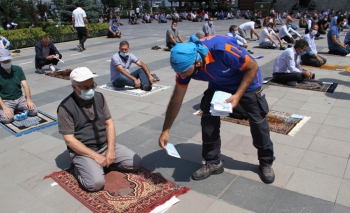 AFAD ekipleri vatandaşlara maske dağıttı