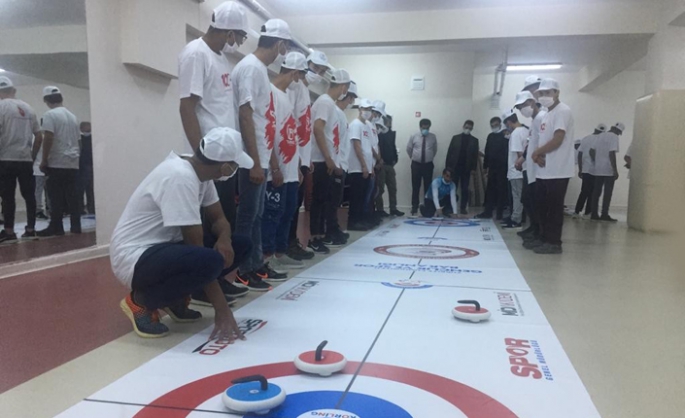 Afgan çocukların Floor Curling heyecanı