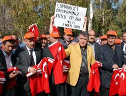 Türk-İş Erzurum'da halka bayrak dağıttı!..