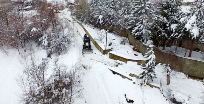 Doğu'da kar, tipi köy yollarını ulaşıma kapadı