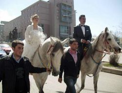 Erzurum'da at üstünde gelin-damat!