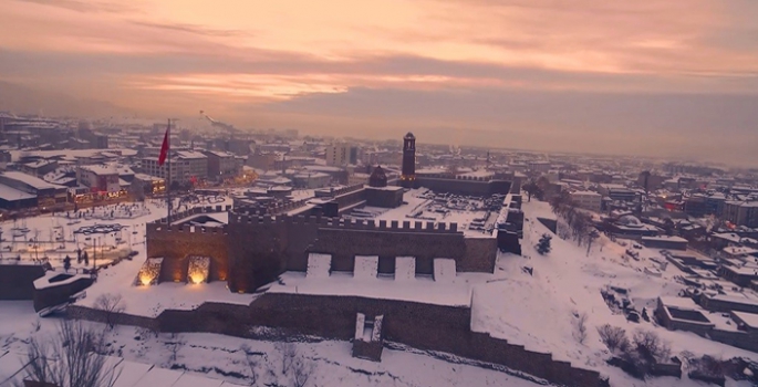 Erzurum'da karla bütünleşen tarihi mekanlar