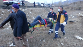 Erzurum'da otomobil şarampole uçtu: 2 yaralı