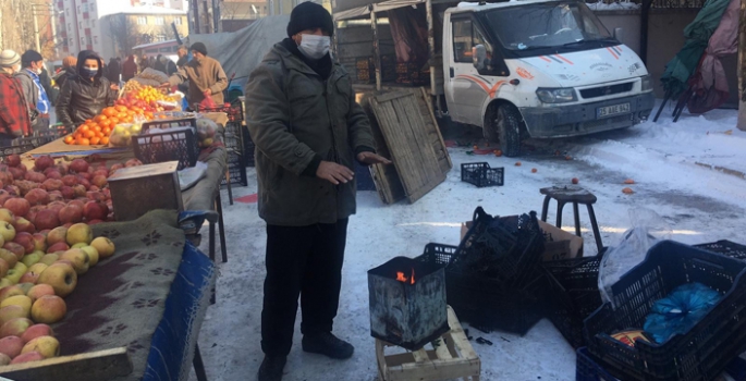 Erzurum'da pazarcıların soğuk hava ile imtihanı