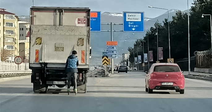 Erzurum'da tehlikeli yolculuk