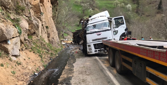 Erzurum'da zift dolu tanker devrildi