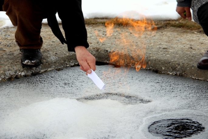 Erzurum'daki yanan su görenleri şaşkına çeviriyor