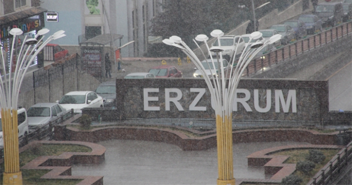 Erzurum kent merkezine mevsimin ilk karı yağdı