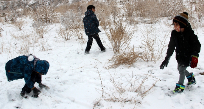 Erzurumlu çocukların kar keyfi