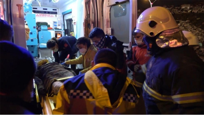 Gaziantep'te metruk bina çöktü: Yaralılar var