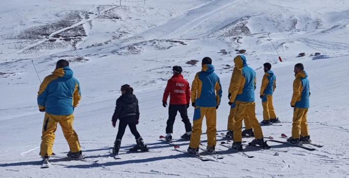 Genç yükümlülerle temel kayak eğitimi