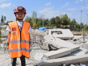 10 yaşındaki Naz deprem tatbikatına katıldı