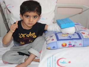 4 yaşındaki eli ters olan küçük Şiar sağlığına kavuştu