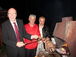 Alman Bakan Erzurum'da cağ kebabı kesti