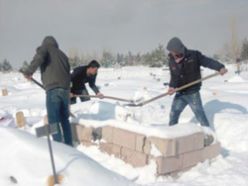 Erzurumlu çocuklar mezarları temizliyor