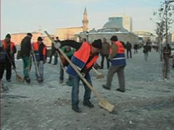 Erzurum`da belediye ekiplerinden buz temizliği