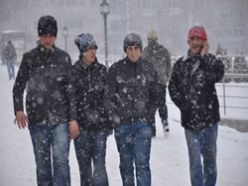 Erzurum`da kar yağışı etkili oluyor