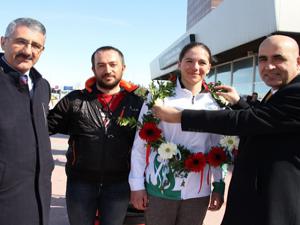Alp'in şampiyonu çiçeklerle karşılandı