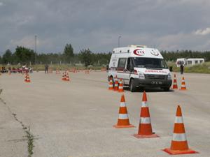 Ambulans sürücüleri zorlu parkurlarda zamanla yarıştı