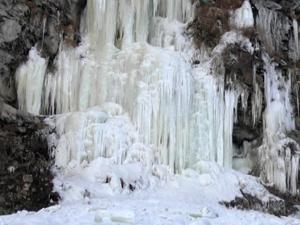 Ardahan'da donan şelale Pamukkale'yi andırdı