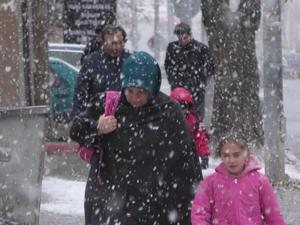 Ardahan'da lapa lapa kar yağdı
