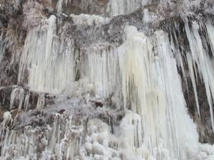 Ardahan'da soğuk hava nedeniyle şelale dondu