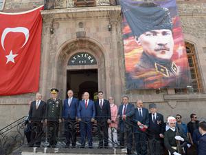 Atatürkün Erzuruma gelişi kutlandı