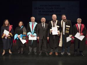 AÜ'de Teşvik Ödülleri ve Akademik Giysi Töreni gerçekleşti