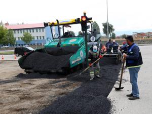 Büyükşehir'den yağmura rağmen asfalt rekoru