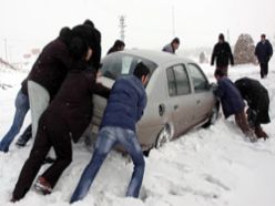 Erzurum`da kar yağışı ulaşımı aksatıyor