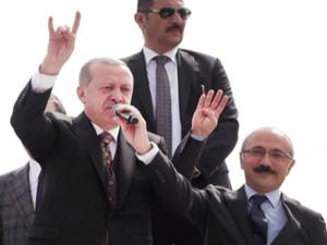 Cumhurbaşkanı Erdoğan'dan bozkurt işareti