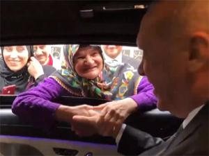 Cumhurbaşkanı Erdoğan'dan yaşlı kadınla seçim sohbeti