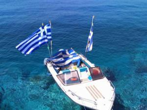 Ege'de bayrak krizi! Yunanistan'dan ilk açıklama geldi