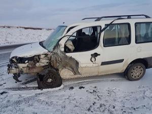 Eleşkirt'te trafik kazası: 3 yaralı