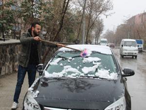 Erzuruma baharda kar sürprizi