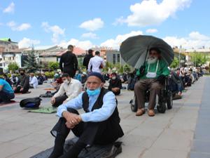 Erzurum cuma namazına akın etti