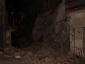 Erzurum'da 5 katlı metruk bina çöktü