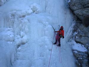 Erzurum'da buz şelalesinde nefes kesen tırmanış