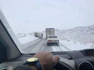 Erzurum'da buzda kayan tır yolu ulaşıma kapattı