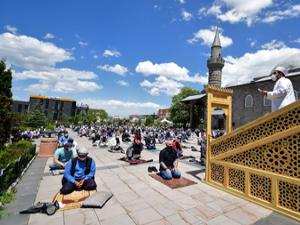 Erzurum'da cuma namazı heyecanı