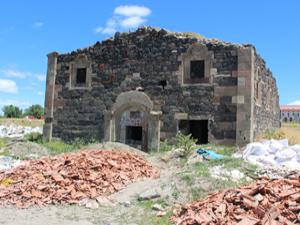 Erzurum'da defineciler 2500 rakımdaki kaleyi bile kazdılar