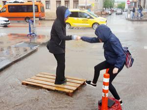 Erzurumda doluyla karışık sağanak yağış etkili oldu